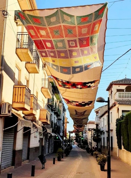 Toldos confeccionados por ellas que ya lucen en la calle (AYTO. CÚLLAR VEGA)