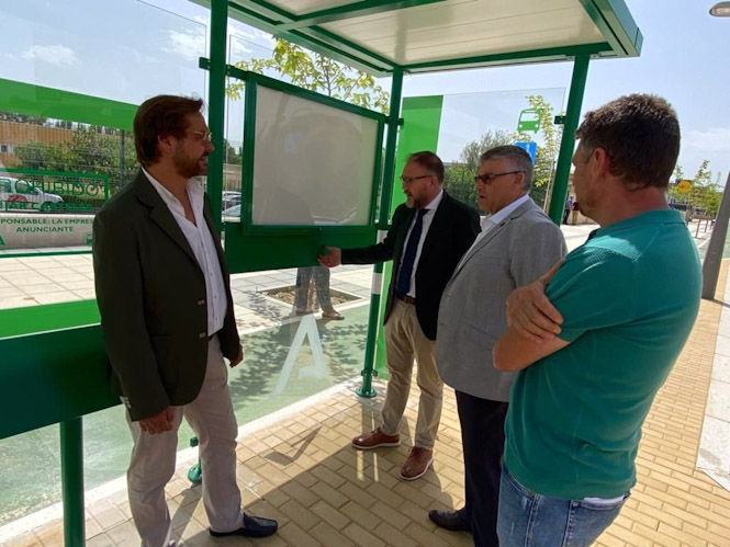 El delegado de Fomento, Infraestructuras y Ordenación del Territorio de la Junta en Granada, Antonio Granados, junto a una parada de autobús en Guadix (JUNTA DE ANDALUCÍA)