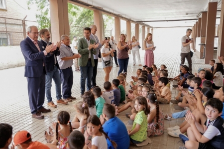 Imagen de la visita a la escuela de verano del Distrito Norte (JAVIER ALGARRA)