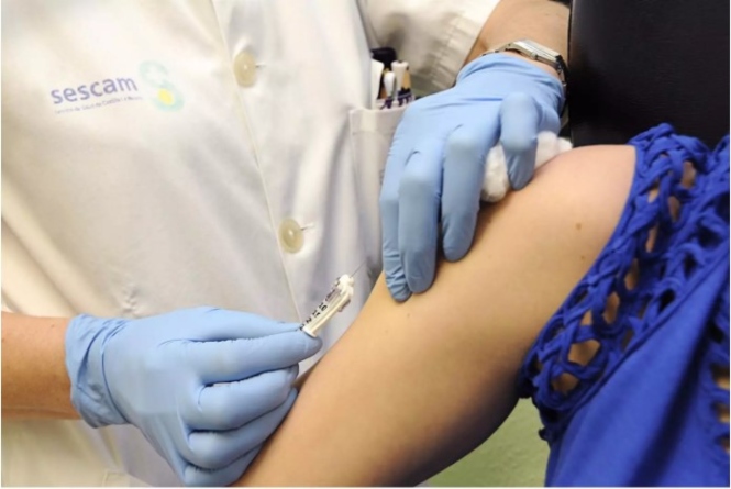Inoculación de la vacuna (J. JAVIER RAMOS GONZÁLEZ/SESCAM)