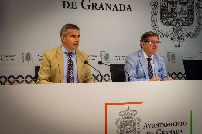 El coordinador y el portavoz del grupo municipal del PP, Luis González y César Díaz, en rueda de prensa (PP) 