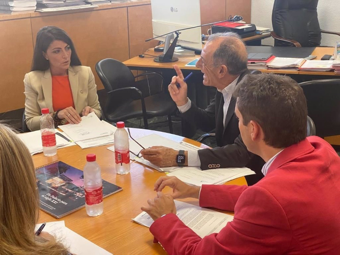Reunión de Macarena Olona con el gerente del Palacio de Exposiciones y Congresos granadino, Francisco Barranco (VOX) 