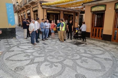 Imagen de la visita a la calle Almicereros (JAVIER ALGARRA / AYUNTAMIENTO)