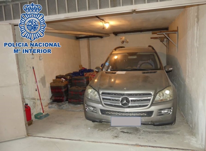 Plaza de garage con vehículo y fardos de hachís (POLICÍA NACIONAL)