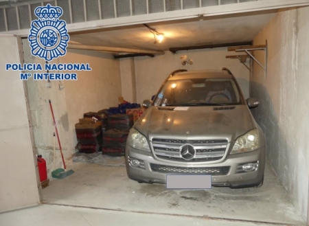 Plaza de garage con vehículo y fardos de hachís (POLICÍA NACIONAL)