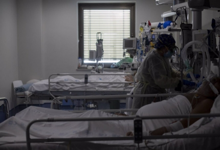 Una trabajadora de la limpieza durante su jornada laboral en una UCI en plena pandemia, en 2020 (EDUARDO PARRA - EUROPA PRESS) Una trabajadora de la limpieza durante su jornada laboral en una UCI en plena pandemia, en 2020 (EDUARDO PARRA - EUROPA PRESS)