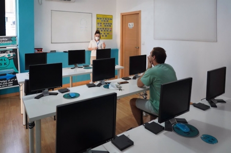 Un alumno en una autoescuela (EDUARDO BRIONES - EUROPA PRESS)