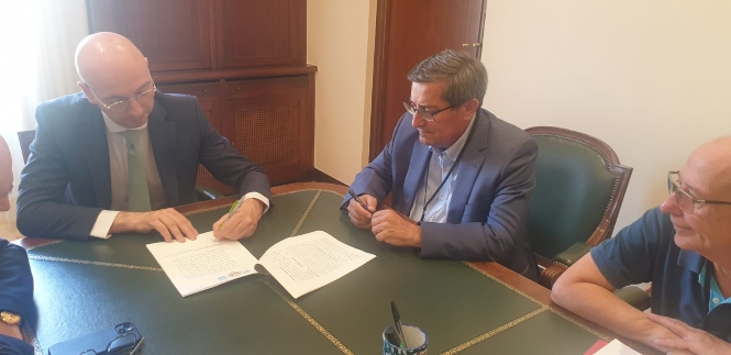 Imagen de la firma del convenio (DIPGRA)