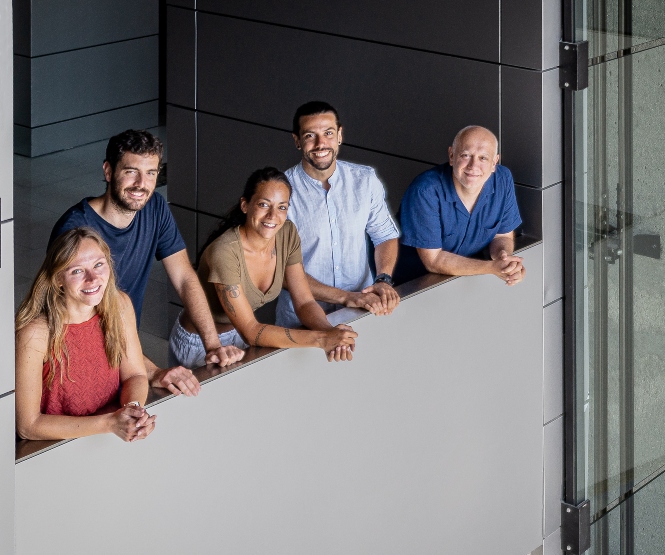 El investigador Andrés Hidalgo (der) junto a su equipo (FUNDACION CAJA RURAL)