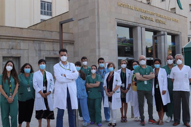 Parte del equipo de Aparato Digestivo en la fachada del hospital (JUNTA DE ANDALUCÍA)