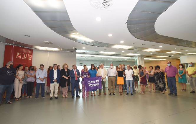 Minuto de silencio en la Diputación de Granada por el presunto asesinato machista de una mujer en Albuñol (DIPGRA) 