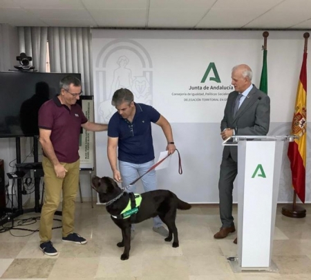 Reconocimiento oficial al primer perro de alerta médica de Andalucía (JUNTA)