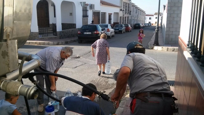 Ciudadanos recogen agua de un camion cisterna (EUROPA PRESS)