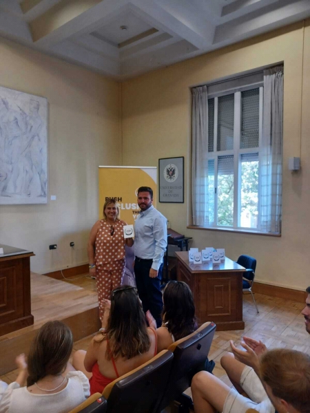 Entrega de la insignia Refugee Friendly Label (AYTO. GRANADA) 