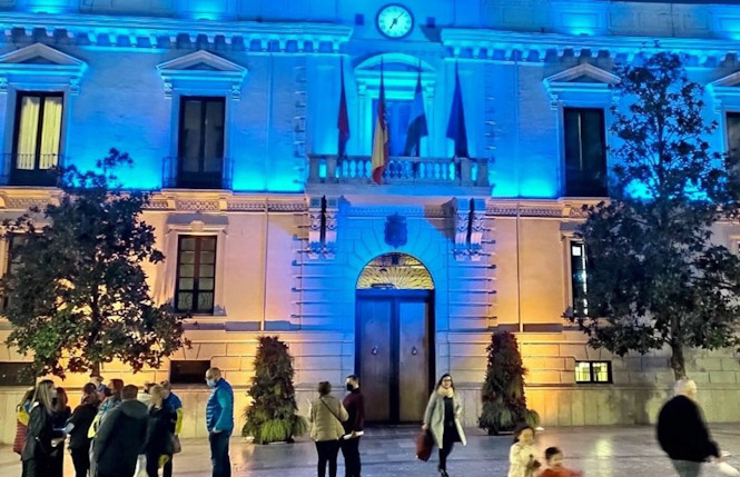 El Ayuntamiento de Granada, en una imagen de archivo, iluminado con los colores de la bandera ucraniana (TWITTER DEL AYUNTAMIENTO)