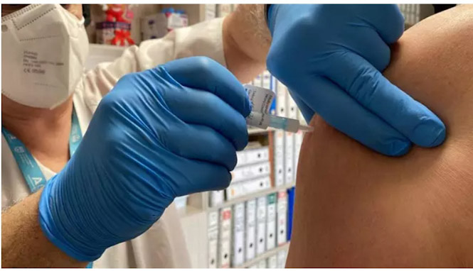 Una, sanitaria inocula una, dosis de la vacuna (JUNTA DE ANDALUCÍA) 