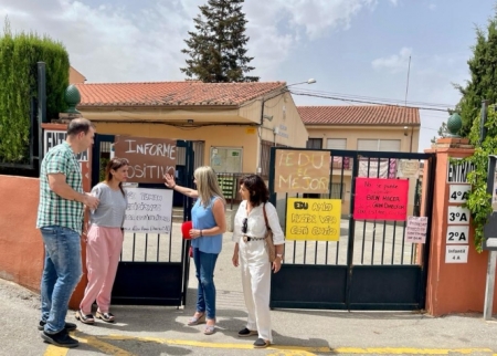 Imagen de la visita al COlegio Virgen de las Angustias (PSOE)