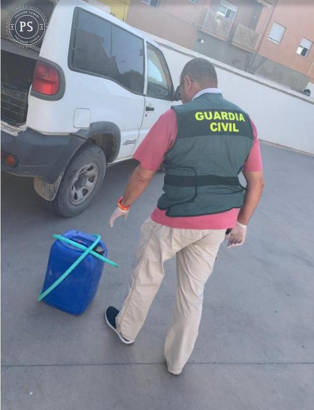 Un agente de la Guardia Civil con el bidón de gasolina (GUARDIA CIVIL) 