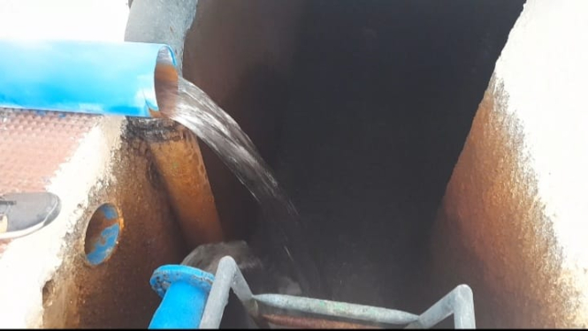 Los operarios revisan uno de los depósitos de agua de Monachil (AYTO. MONACHIL) 