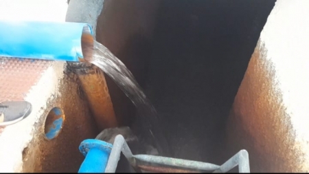 Los operarios revisan uno de los depósitos de agua de Monachil (AYTO. MONACHIL) 