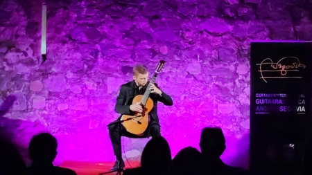 Leonard Becker durante su actuación (AYTO.  ALMUÑÉCAR) 