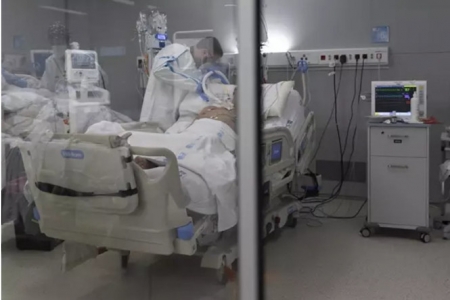 Un sanitario alrededor de un paciente ingresado en la UCI (EDUARDO PARRA / EUROPA PRESS) Un sanitario alrededor de un paciente ingresado en la UCI (EDUARDO PARRA / EUROPA PRESS)