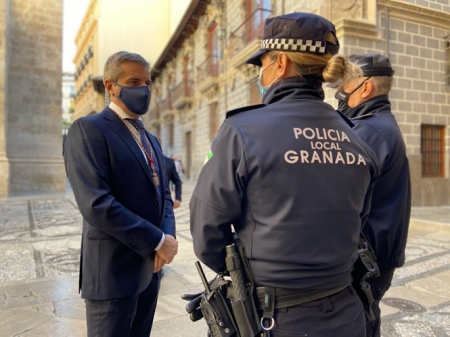 César Díaz con agentes de la Policía Local (PP) César Díaz con agentes de la Policía Local (PP)