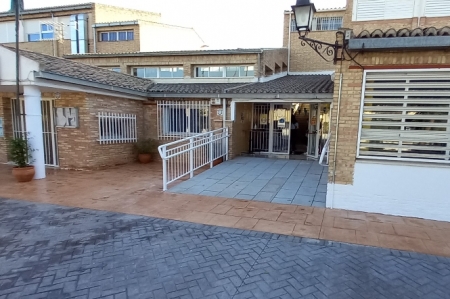 Entrada a la Escuela Infantil Media Luna de Pinos Puente (JUNTA) Entrada a la Escuela Infantil Media Luna de Pinos Puente (JUNTA)