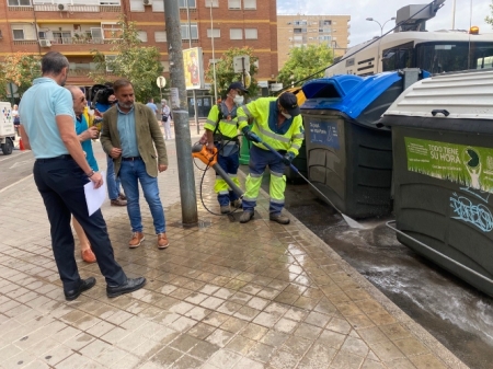 Jacobo Calvo supervisa la limpieza de contenedores (AYTO. GRANADA) 