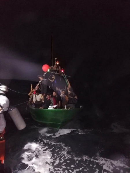 Patera rescatada al sudoeste de Motril (TWITTER DE SALVAMENTO MARÍTIMO) 