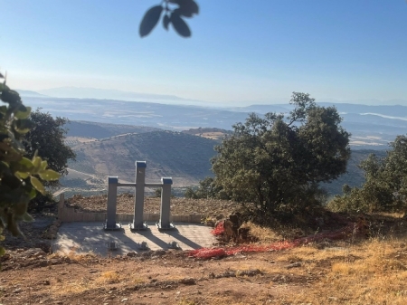Uno de los basamentos de la tirolina finalizados en Montejícar (AYUNTAMIENTO) Uno de los basamentos de la tirolina finalizados en Montejícar (AYUNTAMIENTO)