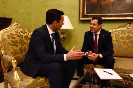 El presidente de la Junta de Andalucía, Juanma Moreno(d) se reúne con el alcalde de Granada, Francisco Cuenca (i), en imagen de archivo (ÁLEX CÁMARA - EUROPA PRESS) 