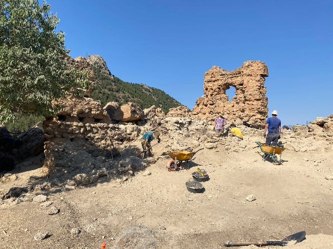 Trabajo de recuperación del castillejo de Güéjar Sierra (DIPGRA) 