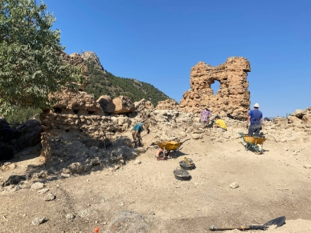 Trabajo de recuperación del castillejo de Güéjar Sierra (DIPGRA) 