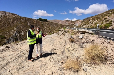 El hasta ahora alcalde de Cádiar, Javier Martín, y la consejera de Fomento, Marifrán Carazo (JUNTA DE ANDALUCÍA) 