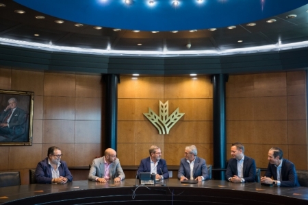 Imagen de la firma del convenio (CAJA RURAL) 