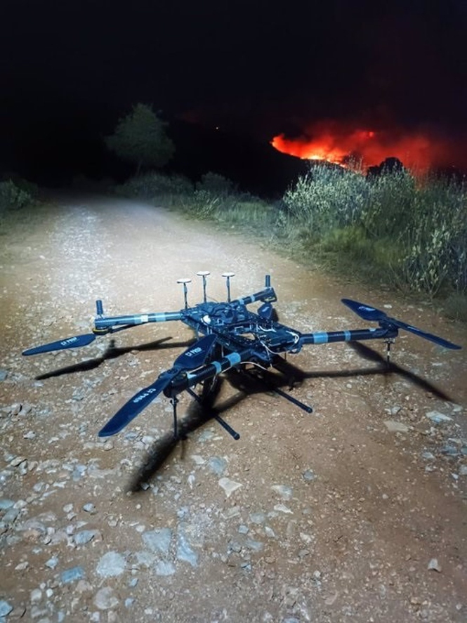 Tareas de extinción del Infoca con drones en el incendio forestal de Los Guájares (INFOCA) 