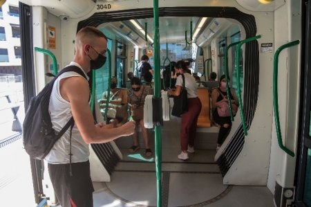 Usuario del Metro validando el viaje (JUNTA) Usuario del Metro validando el viaje (JUNTA)
