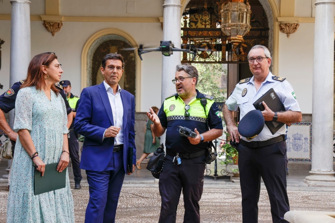 Presentación de la unidad permanente de dron (JAVIER ALGARRA / AYUNTAMIENTO)