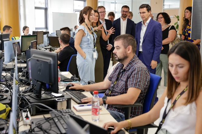 Visita a Alight Solution (JAVIER ALGARRA / AYUNTAMIENTO)