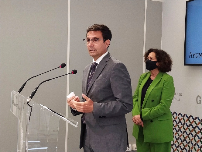 El alcalde de Granada, Francisco Cuenca, y la rectora de la Universidad de Granada (UGR), Pilar Aranda, en una foto de archivo (AYUNTAMIENTO) 