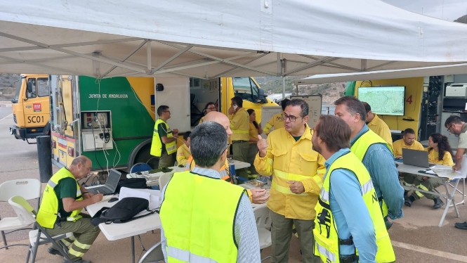 Puesto de mando avanzado situado en la presa de Rules (INFOCA)