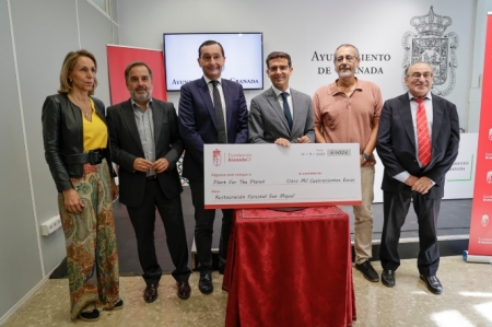 Entrega del cheque al Ayuntamiento de Granada (JAVIER ALGARAR / AYUNTAMIENTO)