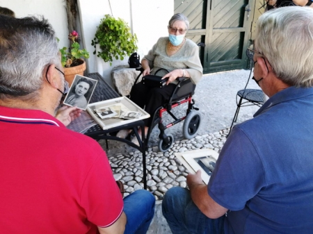 Consuelo Benavides, la nieta de Frasquita Alba, con imágenes familiares (AYUNTAMIENTO) Consuelo Benavides, la nieta de Frasquita Alba, con imágenes familiares (AYUNTAMIENTO)