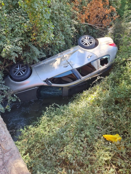 Coche accidentado en el cauce del río Aguas Blancas (061 GRANADA) 