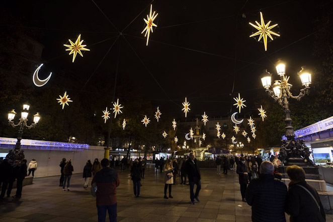 Encendido del alumbrado navideño en buena parte de las calles del centro de la ciudad (ÁLEX CÁMARA - EUROPA PRESS)