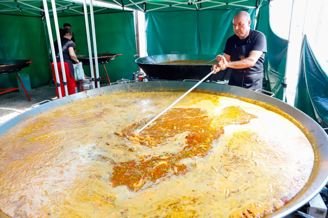 Paella solidaria organizada por el Ayuntamiento de Huétor Tájar.(AYTO. HUÉTOR TAJAR)