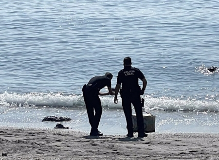 La Policía Local de Almuñécar retira un fardo de 38 kilos de hachís en la playa Marina del Este (AYUNTAMIENTO DE ALMUÑÉCAR)