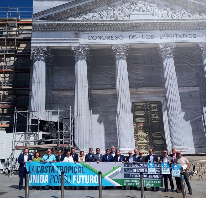 La plataforma por las infraestructuras de la Costa Tropical, ante el Congreso, este pasado miércoles (PLATAFORMA POR LAS INFRAESTRUCTURAS DE LA COSTA)