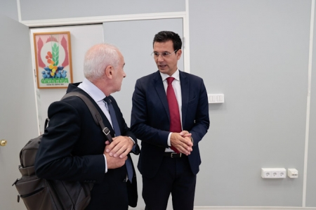 El alcalde de Granada, Francisco Cuenca, acompañado por el presidente de la Real Federación de Hermandades y Cofradías de Granada, Armando Ortiz(JAVIER ALGARRA/ AYUNTAMIENTO)